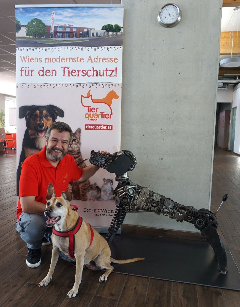 Betriebsleiter Thomas Benda mit Metallhund Strolchi