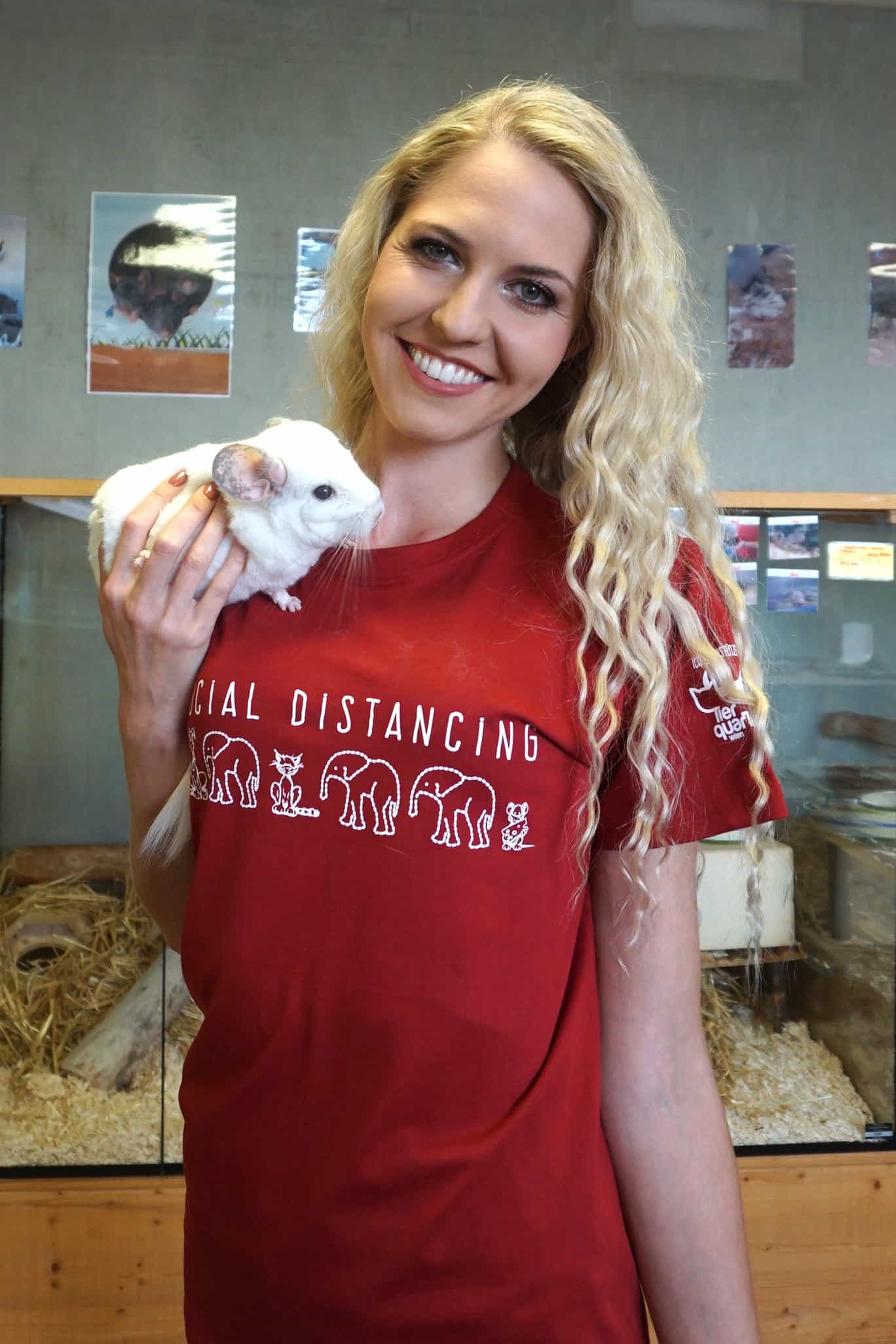 Beatrice_Körmer_TierQuarTier Wien_T_Shirt._rot_Chinchilla_Max 31684 © TierQuarTier Wien