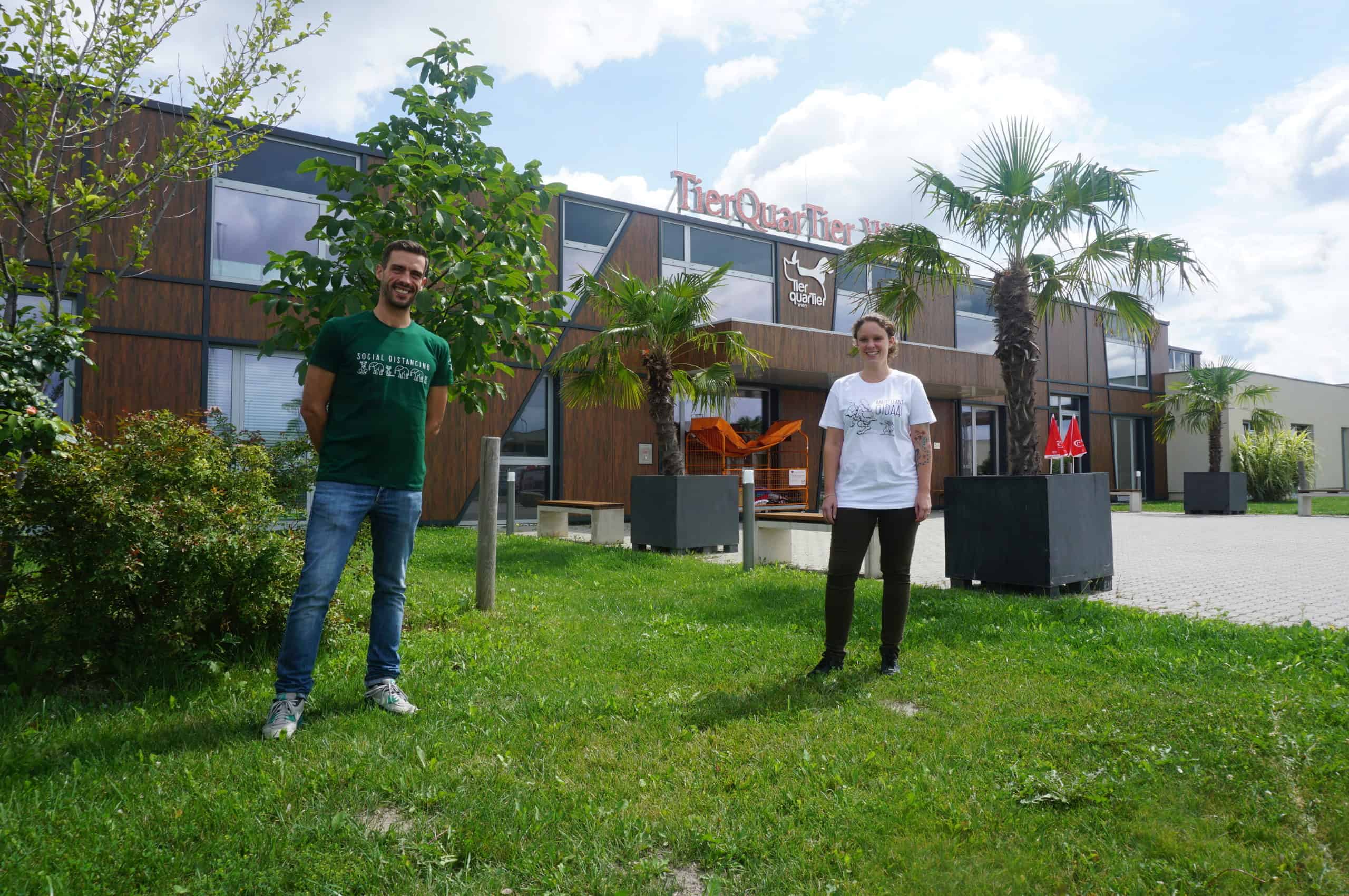 TierQuarTier Wien-T-Shirts Zwei Mitarbeiter des TierQuarTiers Wien stehen auf einer Wiese. Sie tragen die T-Shirts.
