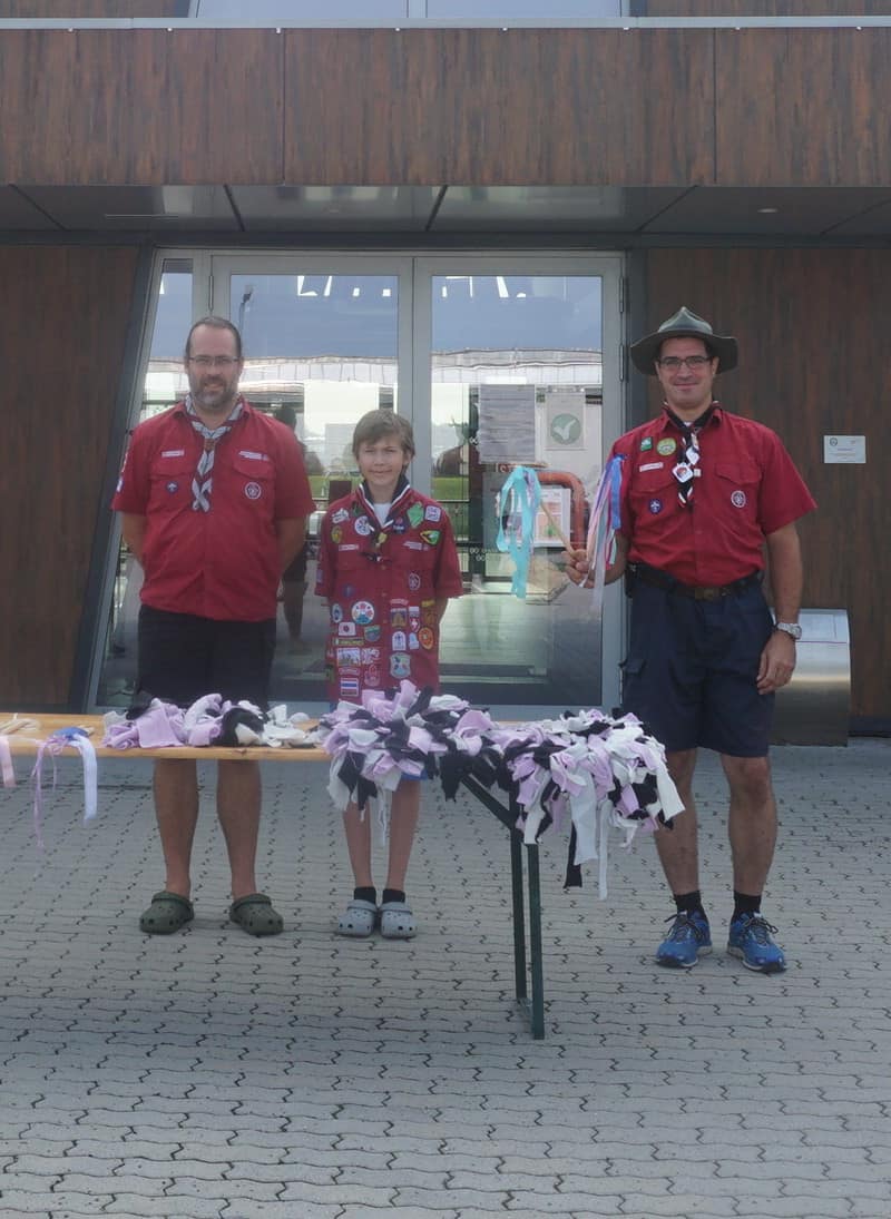 Pfadfindergruppe Stadlau zu Besuch im TierQuarTier Wien Drei Pfadfinder stehen vor dem TierQuarTier Wien.