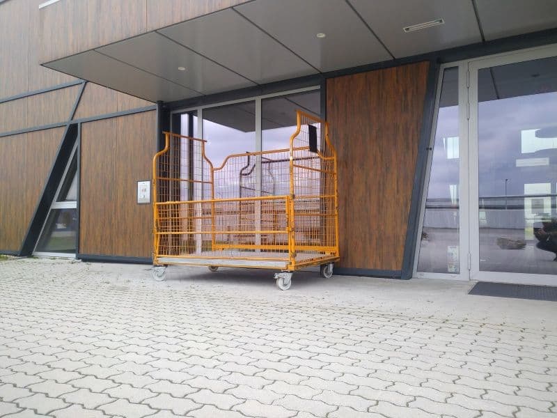 Box für Sachspenden Eine große, orangene Box steht vor dem Haupteingang des TierQuarTiers Wien.