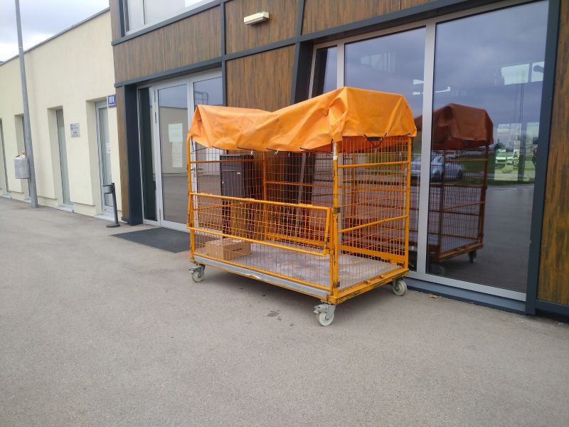 Box für Sachspenden Eine große, orangene Box steht vor dem Hintereingang des TierQuarTiers Wien.