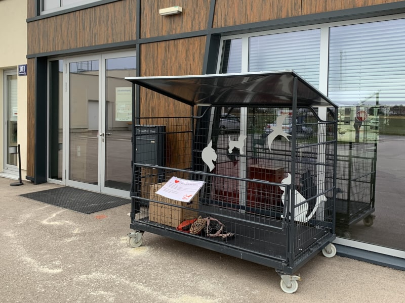 Eine große, orangene Box steht vor dem Hintereingang des TierQuarTiers Wien.